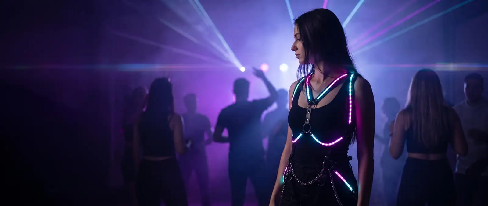 Frau mit LED-Chain-Harness im Rave
